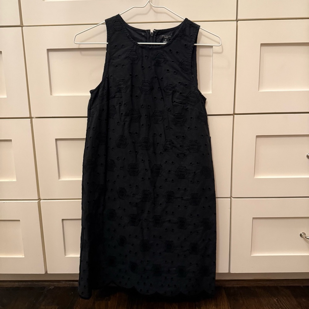 Loft Sleeveless Black Eyelet Shift Dress Size 00P